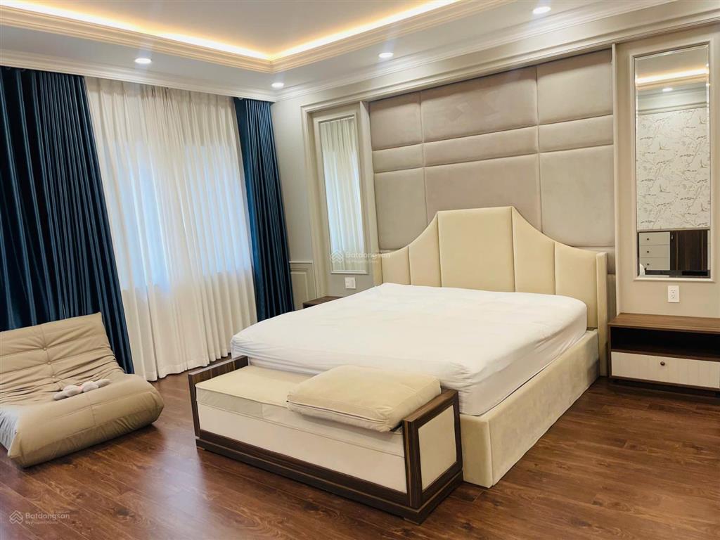 Cho thuê biệt thự chateau phú mỹ hưng  4pn master  view công viên  giá 123tr/th