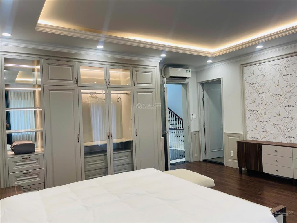 Cho thuê biệt thự chateau phú mỹ hưng  4pn master  view công viên  giá 123tr/th