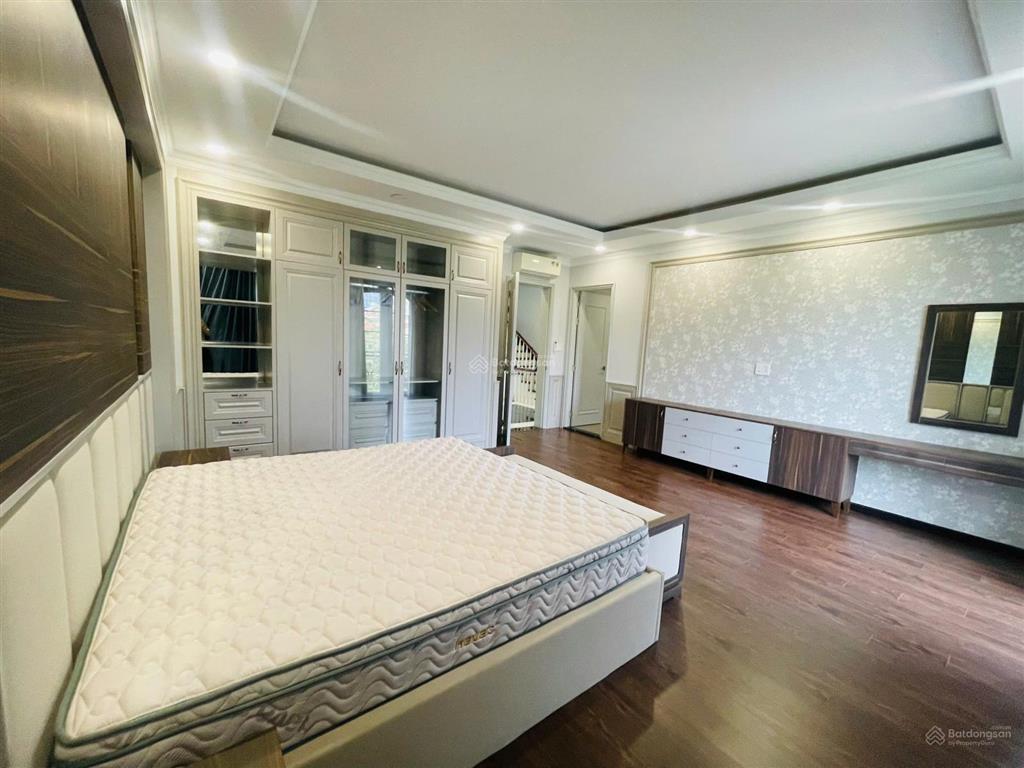 Cho thuê biệt thự chateau phú mỹ hưng  4pn master  view công viên  giá 123tr/th