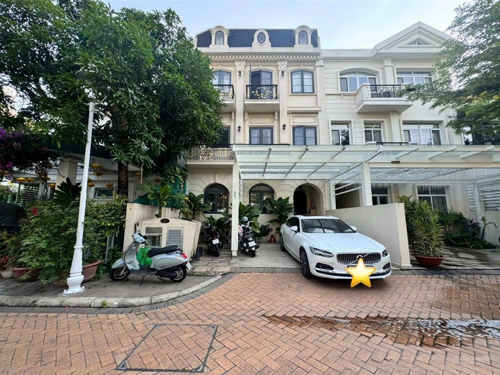Cho thuê biệt thự chateau phú mỹ hưng  4pn master  view công viên  giá 123tr/th
