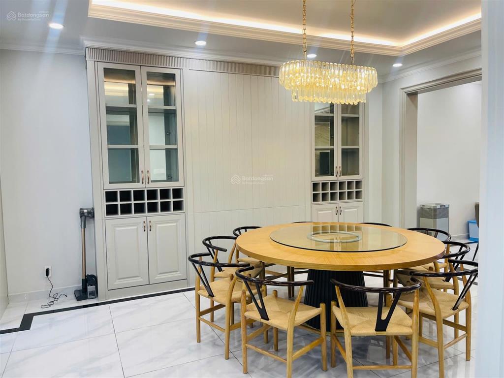 Cho thuê biệt thự chateau phú mỹ hưng  4pn master  view công viên  giá 123tr/th