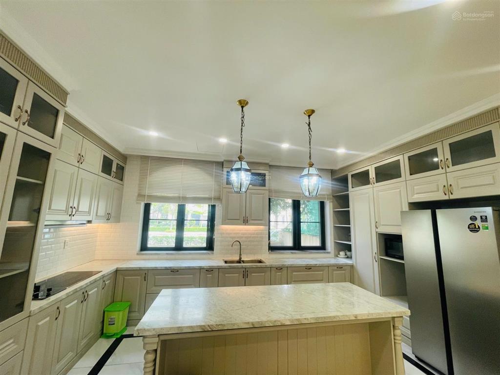 Cho thuê biệt thự chateau phú mỹ hưng  4pn master  view công viên  giá 123tr/th