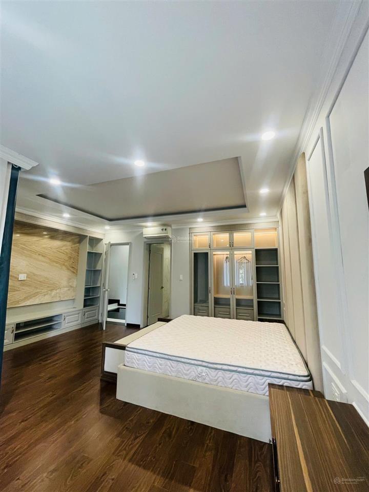 Cho thuê biệt thự chateau phú mỹ hưng  4pn master  view công viên  giá 123tr/th