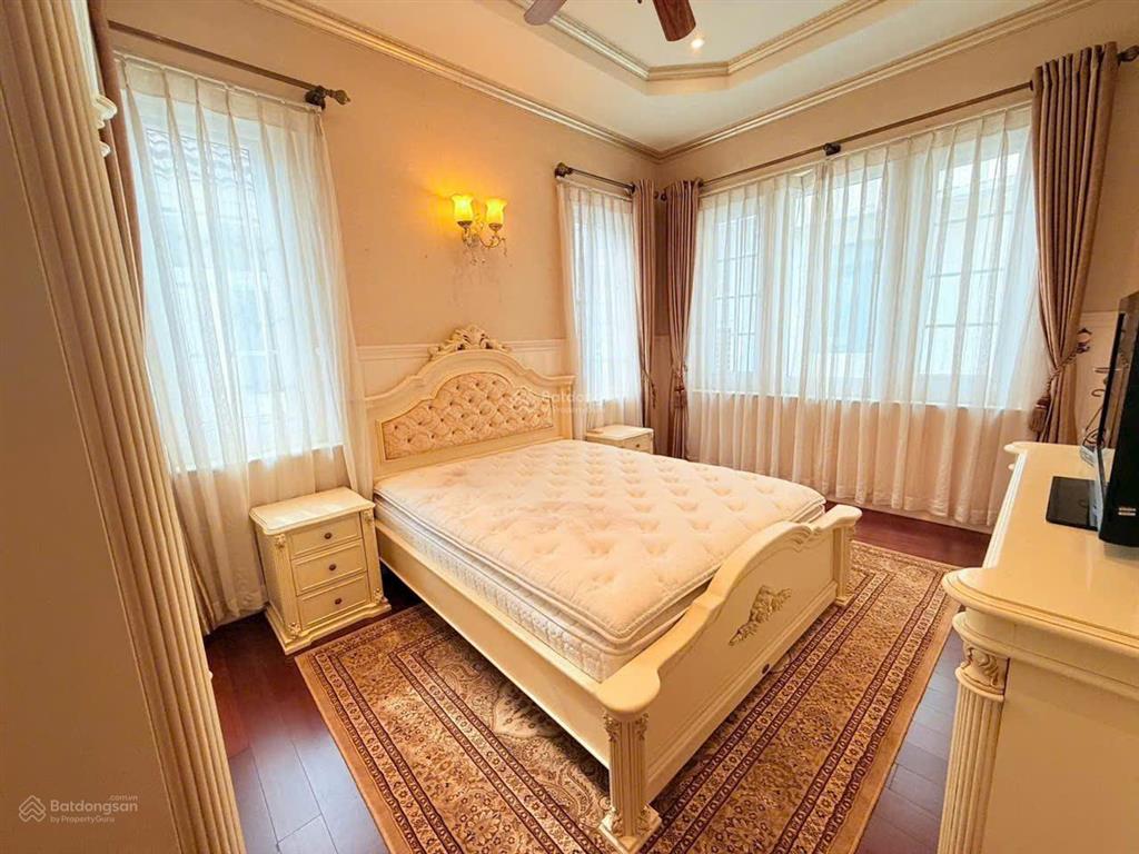 Cho thuê biệt thự đơn lập nam thông 3  phú mỹ hưng | hướng đông nam | 500m² sàn | nội thất gỗ quý