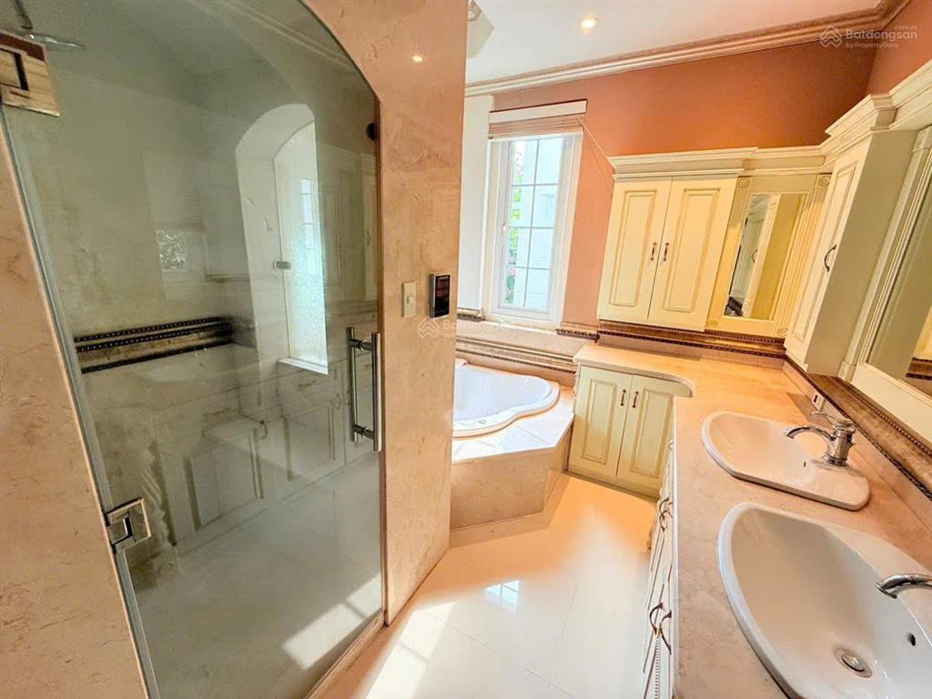 Cho thuê biệt thự đơn lập nam thông 3  phú mỹ hưng | hướng đông nam | 500m² sàn | nội thất gỗ quý