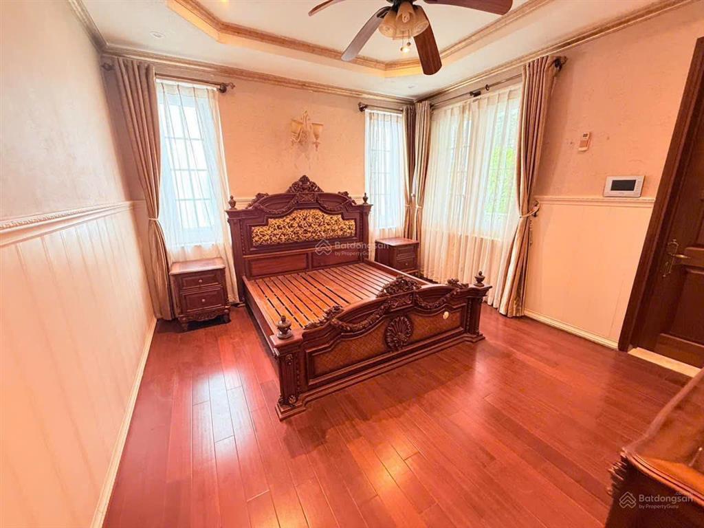 Cho thuê biệt thự đơn lập nam thông 3  phú mỹ hưng | hướng đông nam | 500m² sàn | nội thất gỗ quý