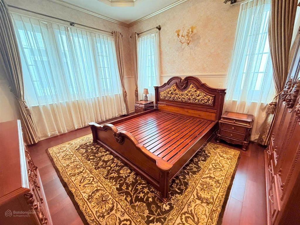 Cho thuê biệt thự đơn lập nam thông 3  phú mỹ hưng | hướng đông nam | 500m² sàn | nội thất gỗ quý