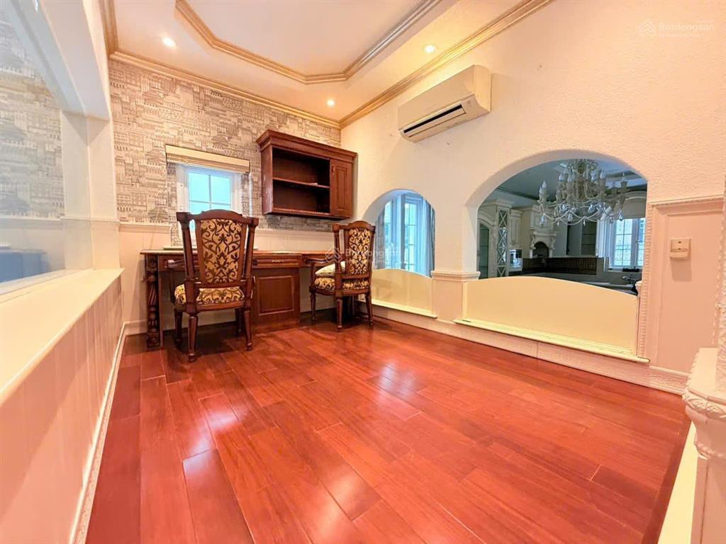 Cho thuê biệt thự đơn lập nam thông 3  phú mỹ hưng | hướng đông nam | 500m² sàn | nội thất gỗ quý