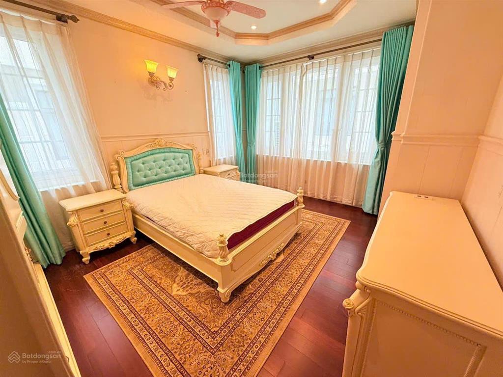Cho thuê biệt thự đơn lập nam thông 3  phú mỹ hưng | hướng đông nam | 500m² sàn | nội thất gỗ quý