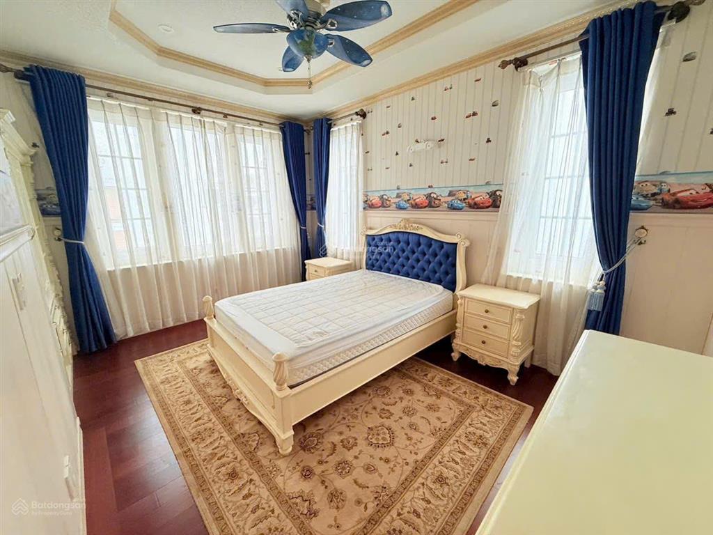 Cho thuê biệt thự đơn lập nam thông 3  phú mỹ hưng | hướng đông nam | 500m² sàn | nội thất gỗ quý