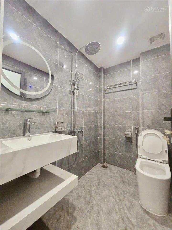 Cho thuê nhà mới, thang máy, 130m2 5t cạnh trần quốc hoàn, phạm tuấn tài, nguyễn phong sắc  44 tr