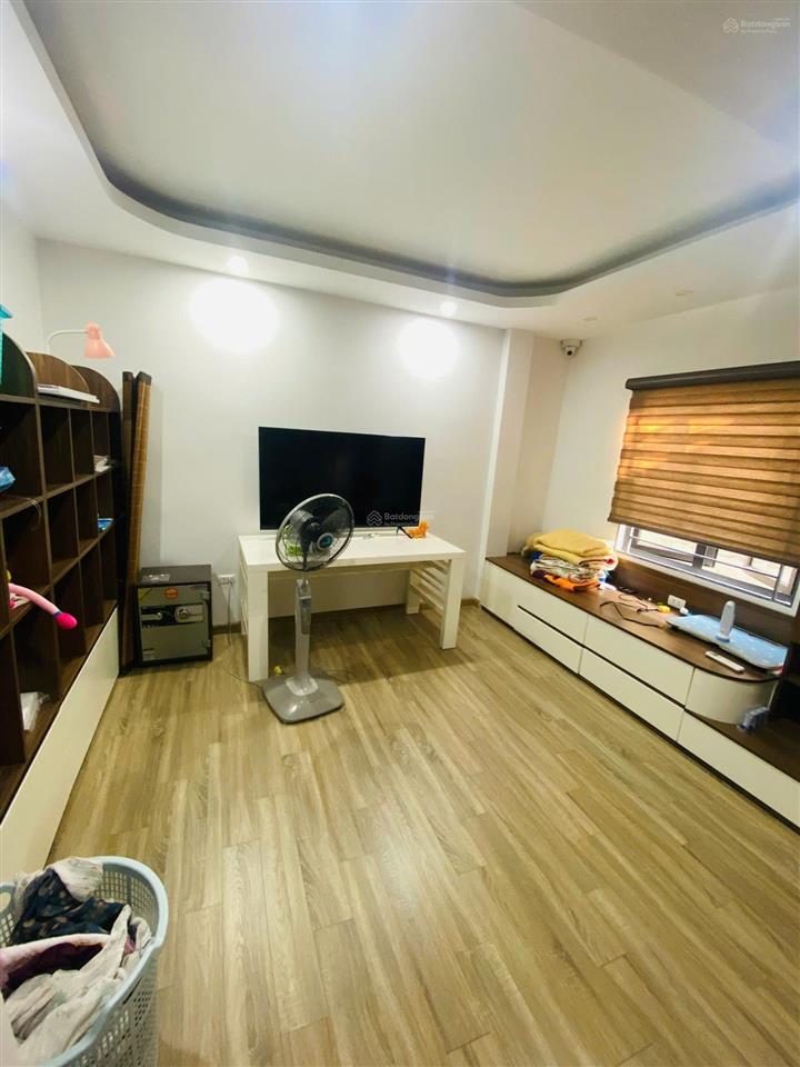 Bán nhà huỳnh cung ,trung tâm huyện thanh trì dt 33m x 5 tầng giá 6,4 tỷ