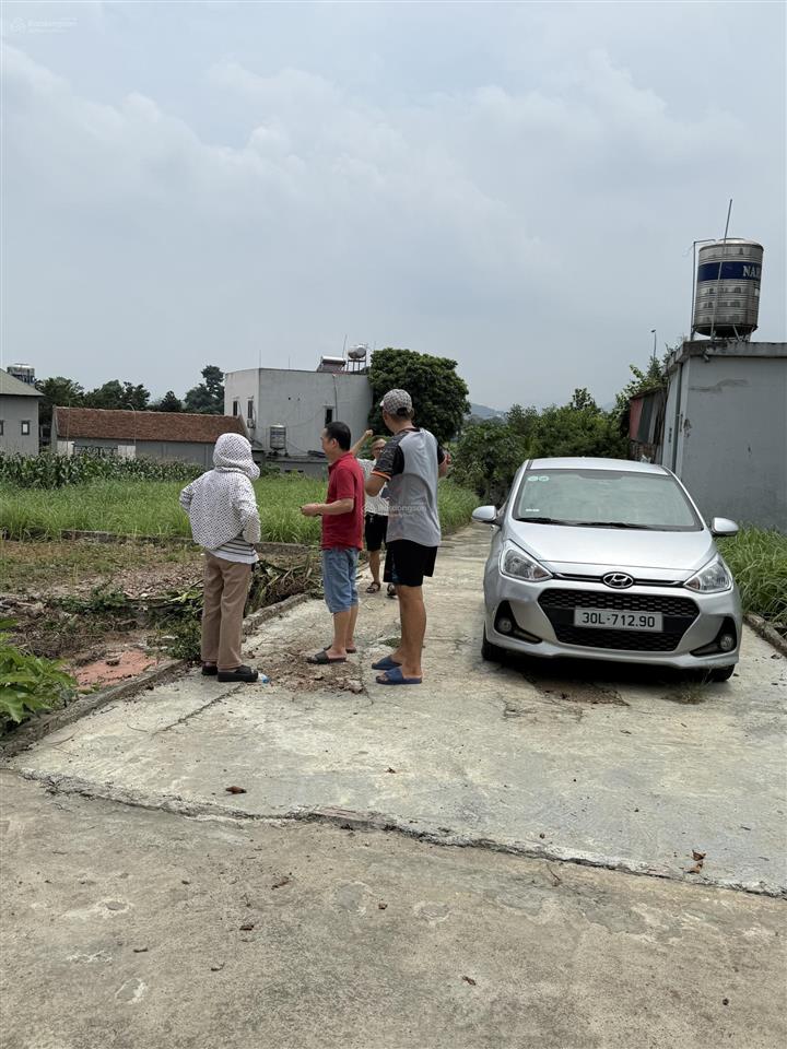 100m thổ cư mà giờ này giá chỉ có 2 tỷ thôi anh chị ạ. những mảnh xung quanh ít nhất cũng 2,5 tỷ