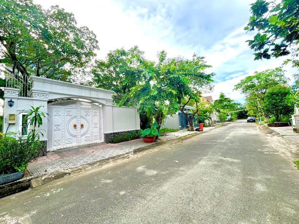 Chủ cần bán biệt thự 240m2 kdc nam long trí kiệt đối diện global city q9