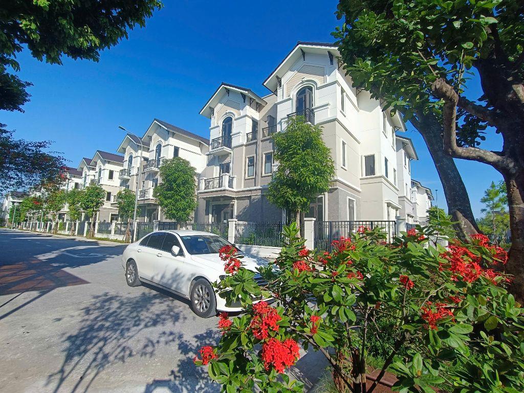 Bán Biệt thự song lập 135m2 giá chung cư ngay cạnh Long biên