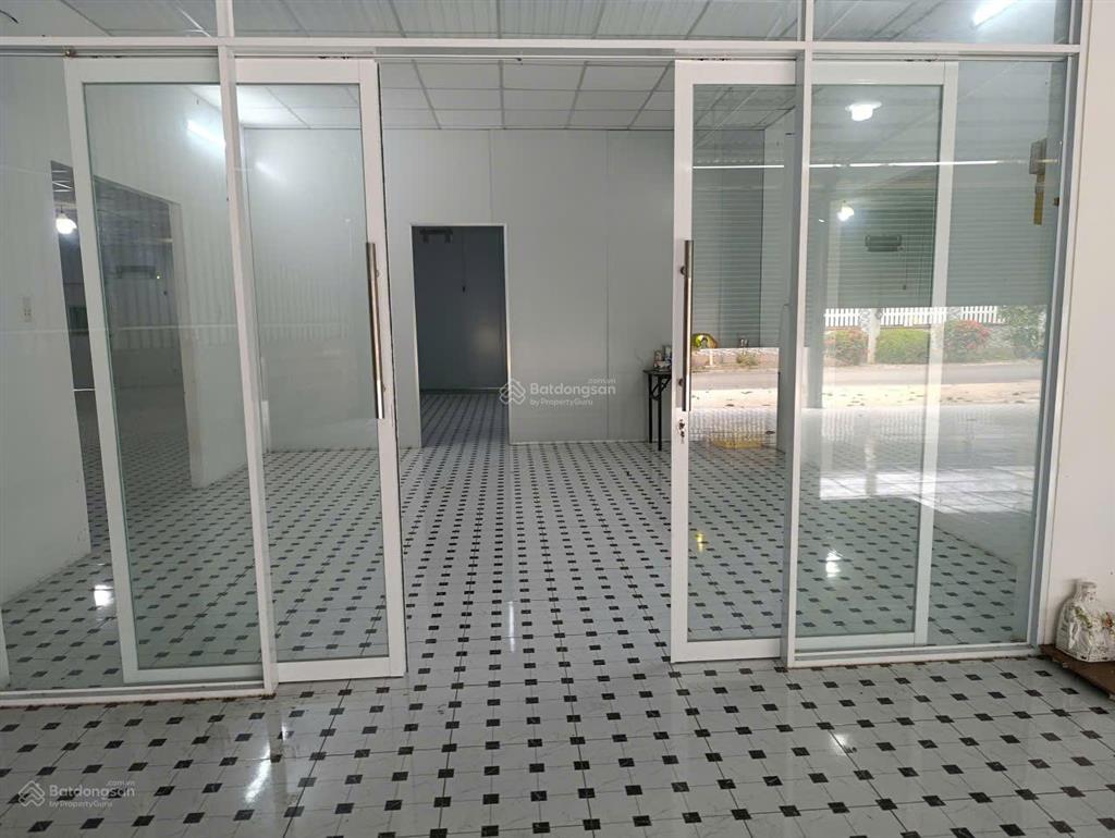 Nhà nguyên căn mặt tiền | dt  700m2 | 9 triệu