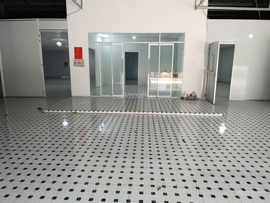 Nhà nguyên căn mặt tiền | dt  700m2 | 9 triệu
