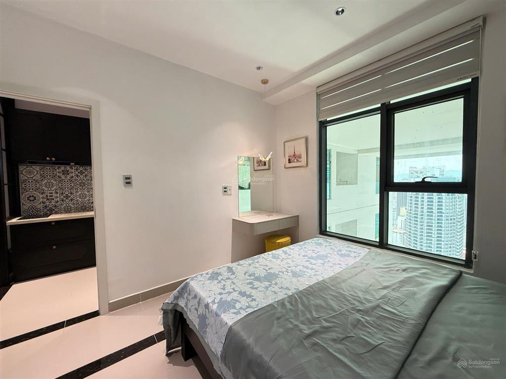 Bán căn hộ 2pn 2wc tầng 45 view cao thoáng đẹp.