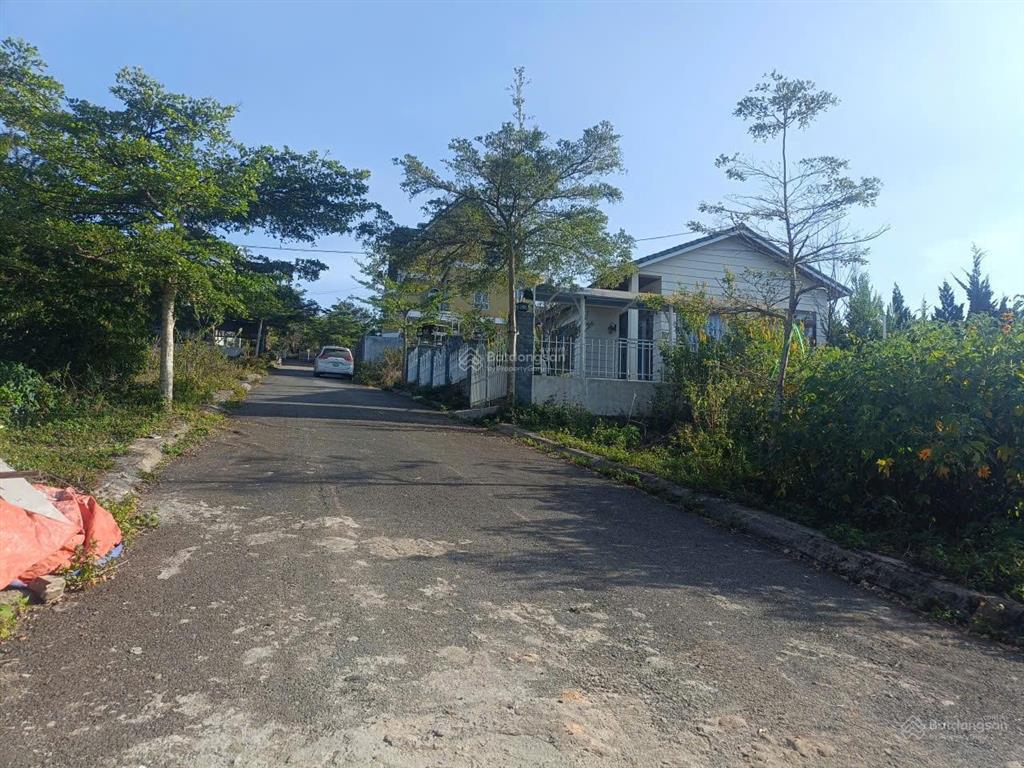 Đất biệt thự view rừng thông, đường măng lin, đà lạt. dt 200m2, đường ô tô. cách hxh 8km. 3.2 tỷ