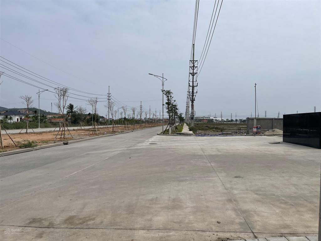 Diện tích đất 5.000m2.
không gian rộng rãi, thông thoáng.
hạ tầng sẵn có, sạch đẹp.
bàn giao ngay