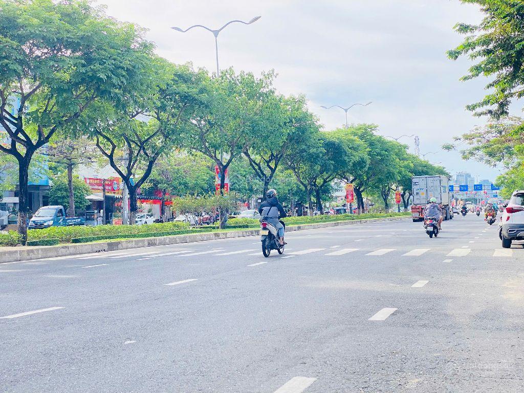 Bán đất lê văn hiến sát hồ xuân hương view tòa tháp 69 tầng.