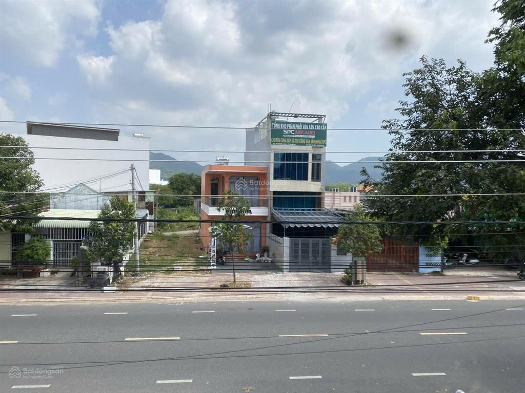 Bán nhà lầu, ngay dinh cô  biển long hải. để lại toàn bộ nội thất. nhà đẹp chỉ dọn vào ở