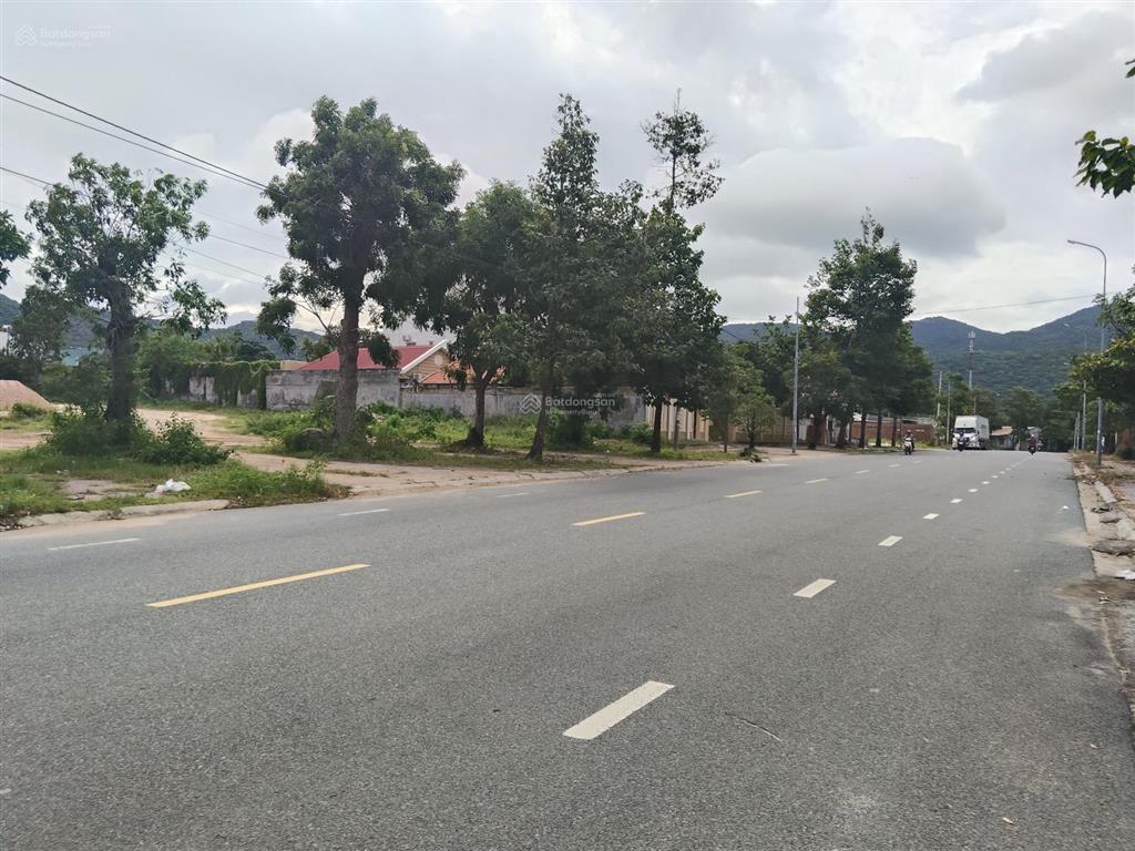 Hơn 1sào mt nhựa lớn tại xã long hải. chỉ 10tr/m2. thích hợp làm nhà vườn, biệt thự nghỉ dưỡng