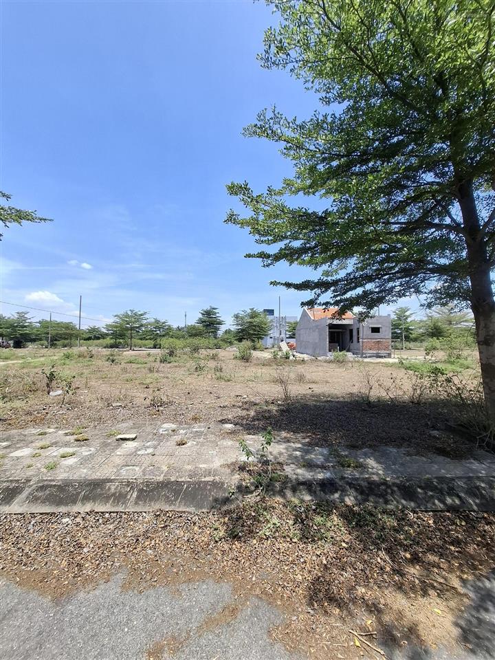Ngang 6m.diện tích 108m2.kđt sentosa.đường 11.5m.thông sông.cách biển 500.giá 2.550(tốt nhất)