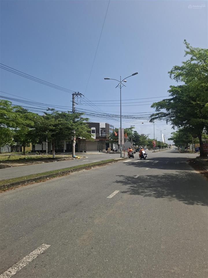 Trục 27m! thông thẳng ra biển. kđt green city. giá bán cắt giảm 700tr. vị trí đẹp xây căn hộ kd tốt