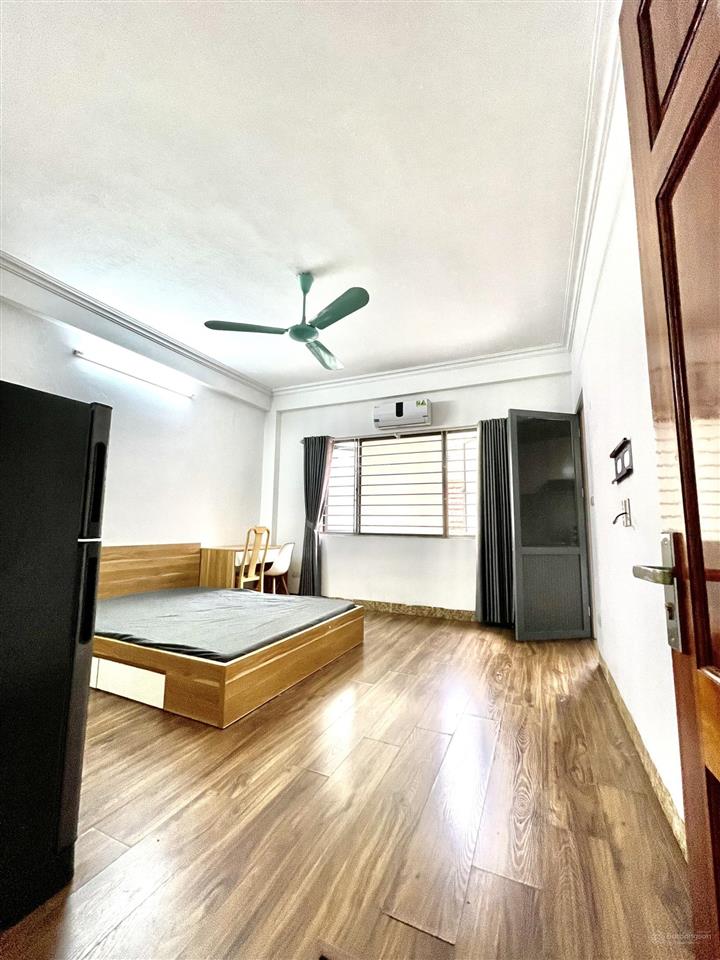 Chính chủ cho thuê ccmn số 6 ngõ 7 nguyễn thị định  35m2  ban công cửa sổ thoáng  sát mặt phố