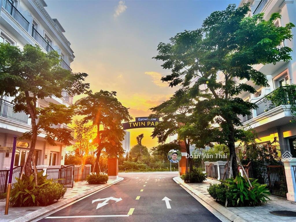 Bán căn lk bán tím view hồ điều hòa, kinh doanh cực tốt, giá rẻ vô địch dự án eurowindow twin parks