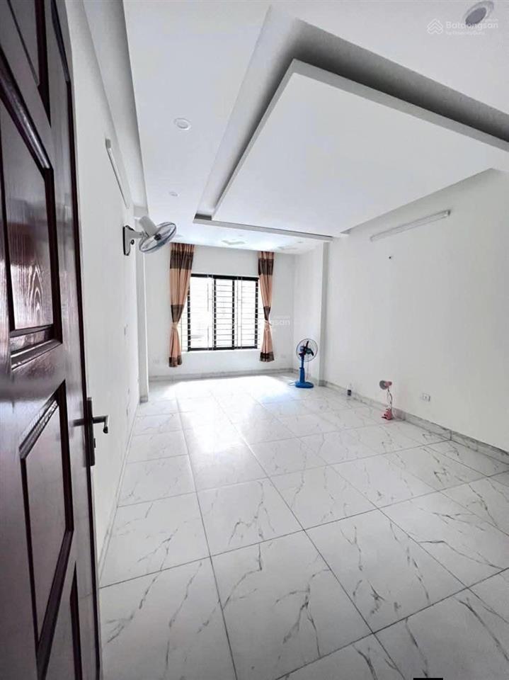 Hiếm! giá hời khu vực 220tr/m2 bán nhà trường chinh  10m ra phố