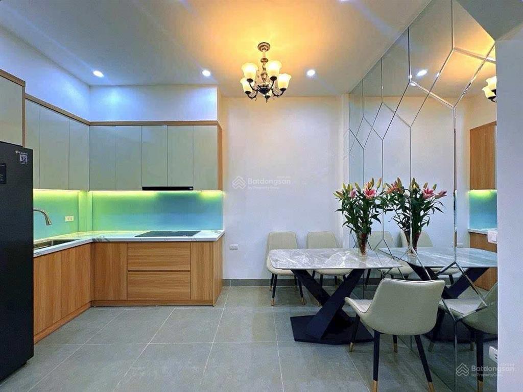Cực gấp! nhỉnh 10 tỷ bán nhà giảng võ trung tâm đống đa phân lô ô tô đỗ cửa, vào nhà dân xây