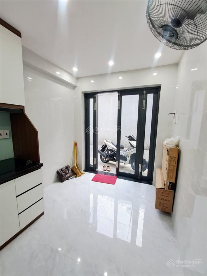 Nhỉnh 2 tỷ nhà q.11 hẻm ô tô đỗ cửa kinh doanh nhỏ được  3 tầng tặng nội thất ở ngay  shr