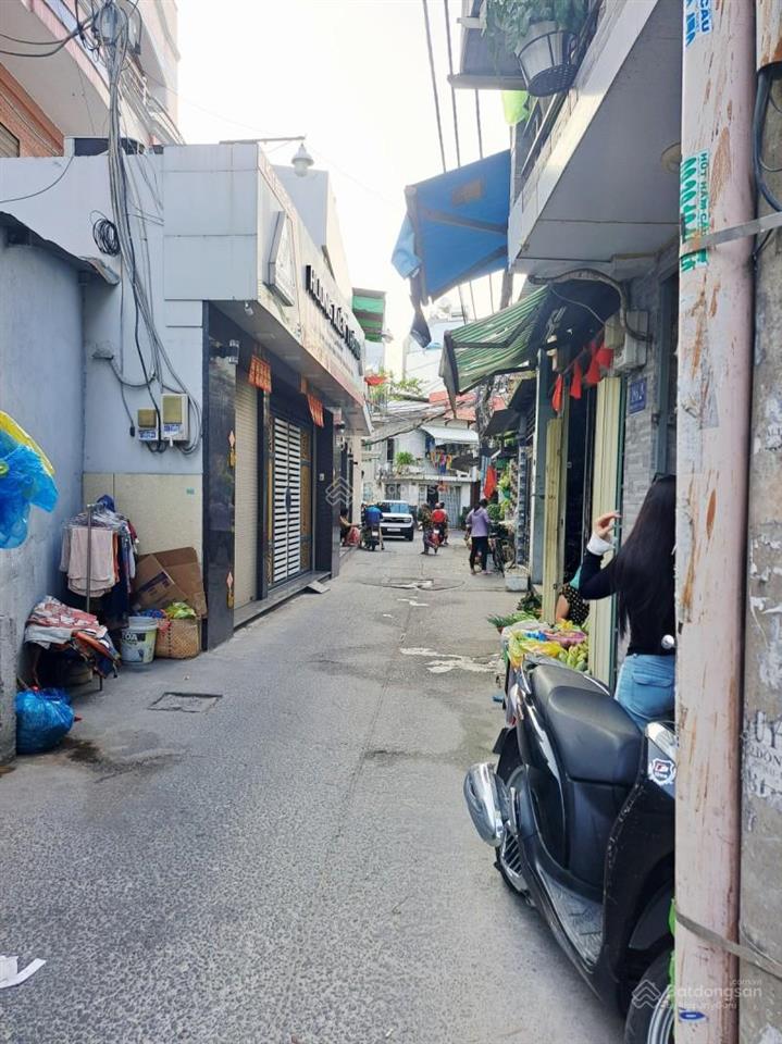Nhỉnh 2 tỷ nhà q.11 hẻm ô tô đỗ cửa kinh doanh nhỏ được  3 tầng tặng nội thất ở ngay  shr