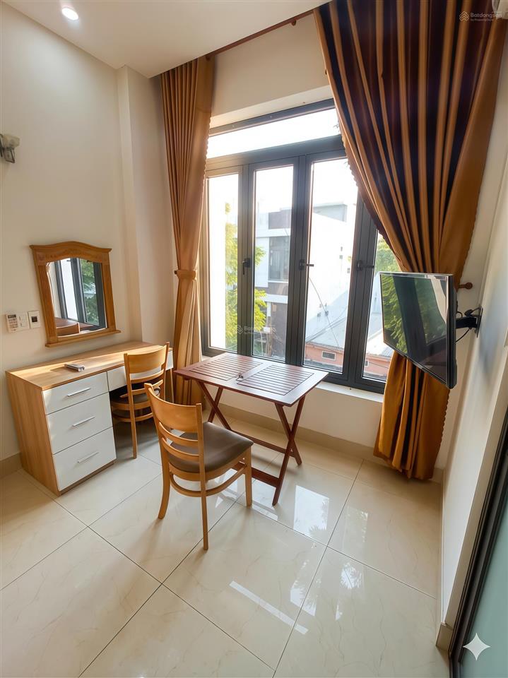 Căn hộ full nội thất, thoáng nhiều ánh sáng, bếp riêng, máy giặt riêng