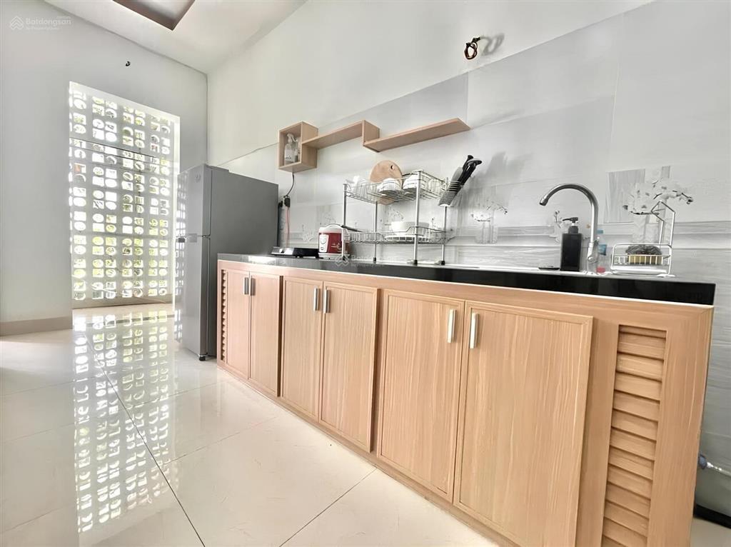 Căn hộ full nội thất, thoáng nhiều ánh sáng, bếp riêng, máy giặt riêng