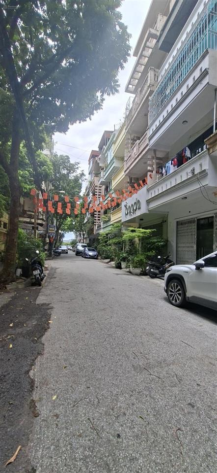 Cần bán nhà riêng ngõ 143 trung kính. lô góc 2 mặt tiền. dt 52m2 sổ đỏ chính chủ. giá bán 25 tỷ