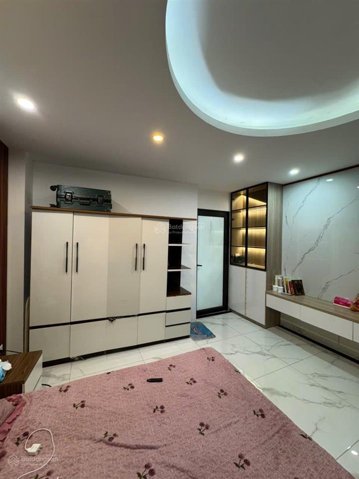 255 nguyễn khang cho thuê nguyên tầng 70m2 gồm 2 phòng 1 ngủ, 1 khách, bếp ngăn riêng