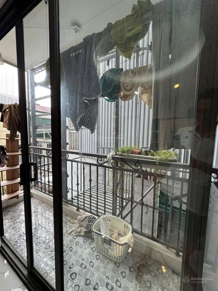 255 nguyễn khang cho thuê nguyên tầng 70m2 gồm 2 phòng 1 ngủ, 1 khách, bếp ngăn riêng