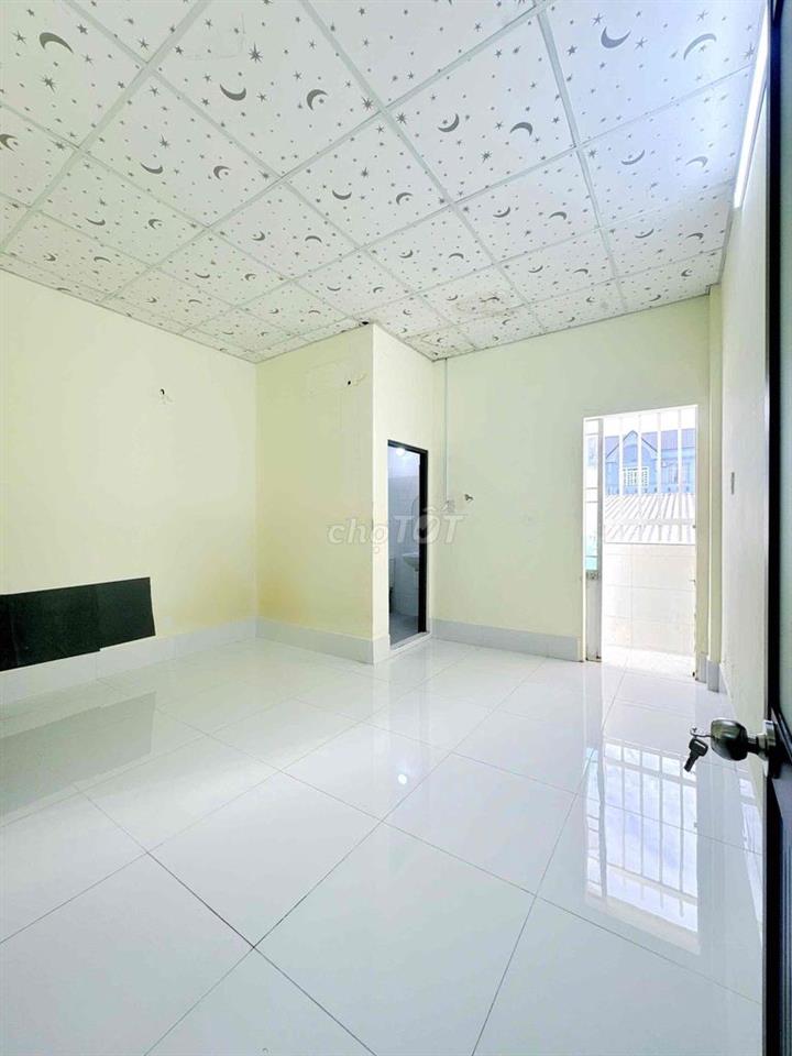 NHÀ TRỆT LẦU (4PN) - KDC 586, NGAY CHỢ PHÚ THỨ