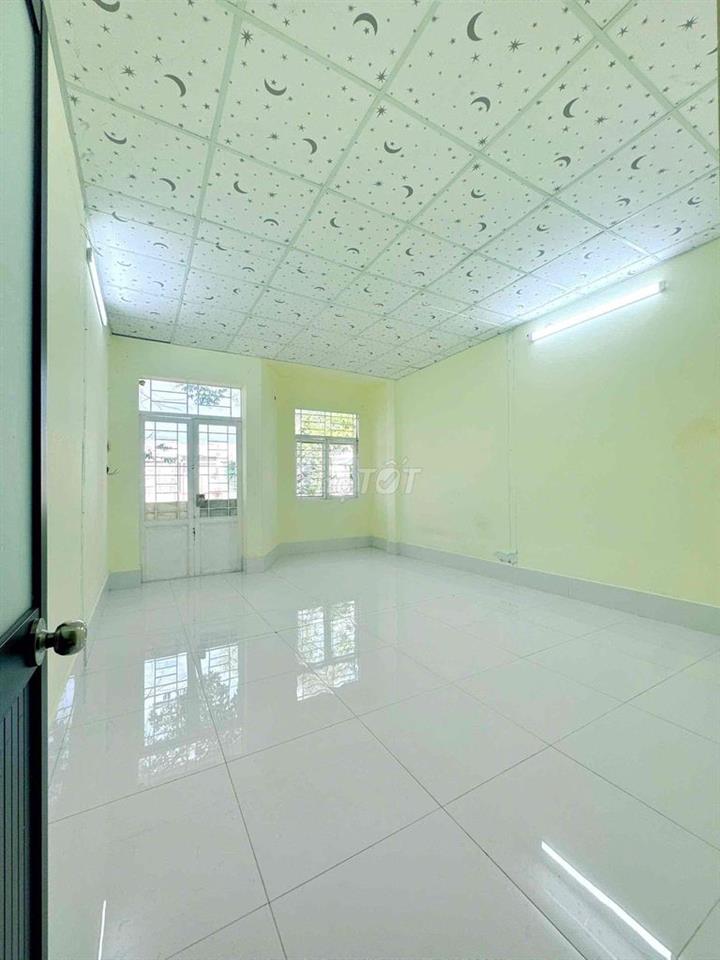 NHÀ TRỆT LẦU (4PN) - KDC 586, NGAY CHỢ PHÚ THỨ