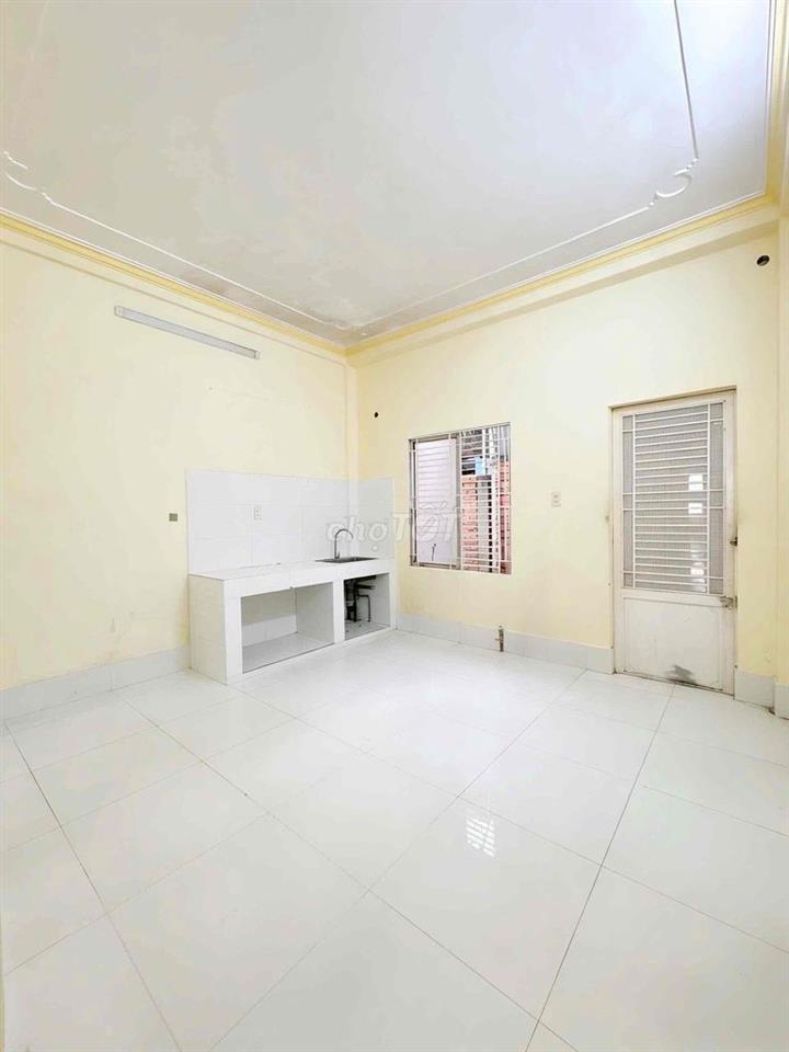 NHÀ TRỆT LẦU (4PN) - KDC 586, NGAY CHỢ PHÚ THỨ