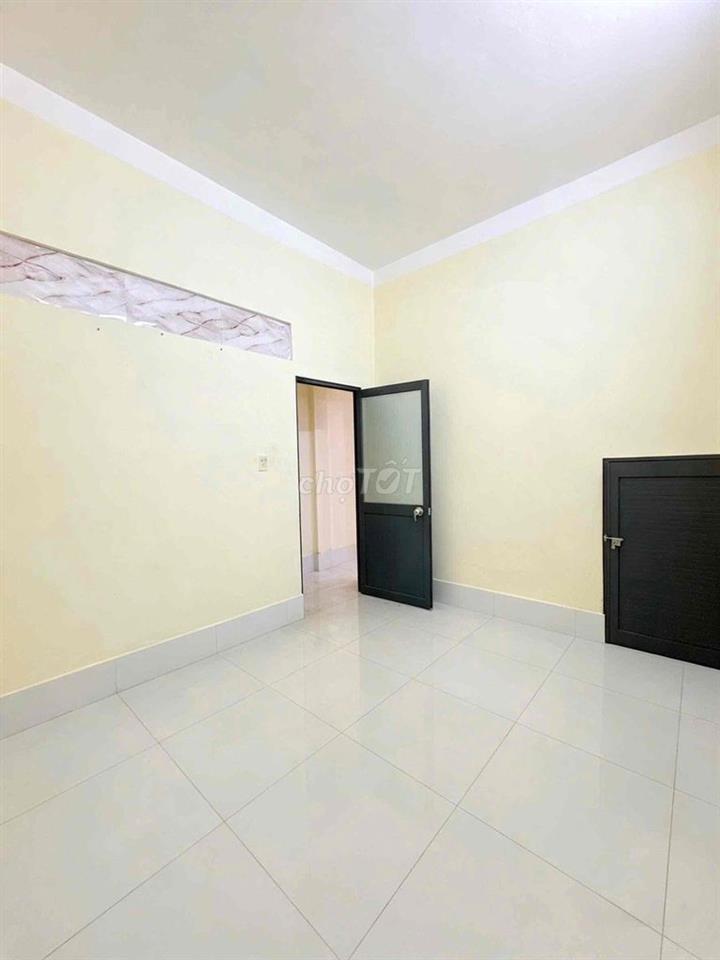 NHÀ TRỆT LẦU (4PN) - KDC 586, NGAY CHỢ PHÚ THỨ