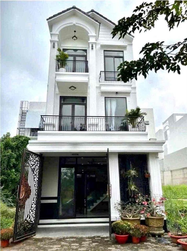 CHO THUÊ NHÀ 3 TẦNG MỚI ĐẸP - SẲN NỘI THẤT - KDC NAM LONG (3PN)