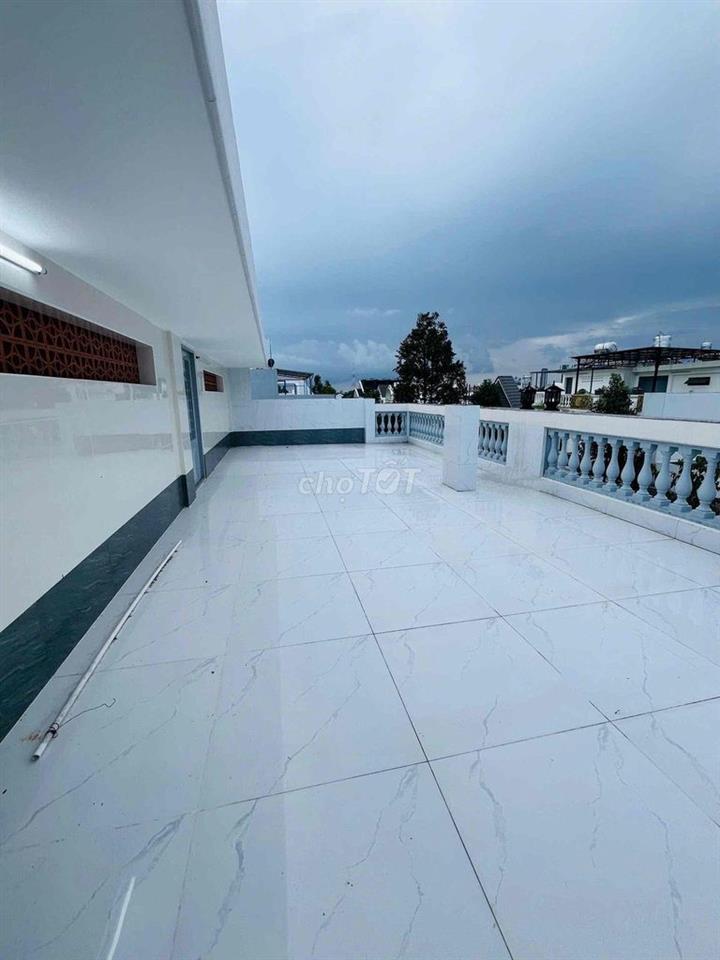 CHO THUÊ NHÀ TRỆT 2 LẦU & SÂN THƯỢNG MỚI ĐẸP - KDC NAM LONG