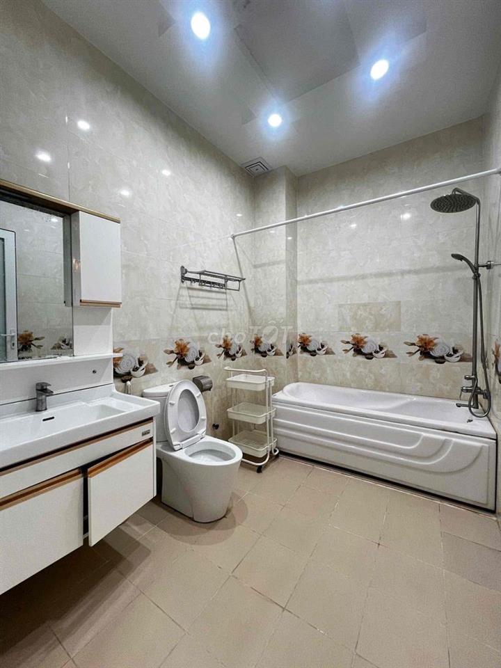 CHO THUÊ NHÀ TRỆT 3 LẦU MỚI ĐẸP 4PN FULL NỘI THẤT – TRỤC CHÍNH KDC 586