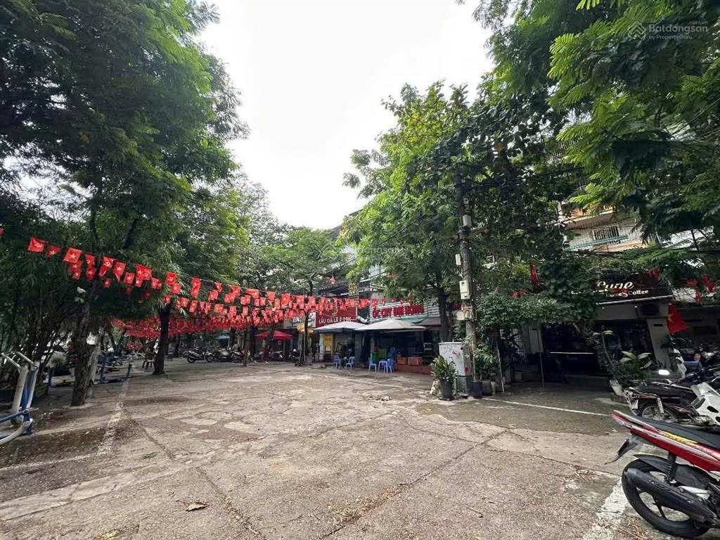 Hiếm nhà bán  tập thể b1 giảng võ, ba đình, view hồ, sổ to 65m2 2pn giá chỉ 5,95 tỷ