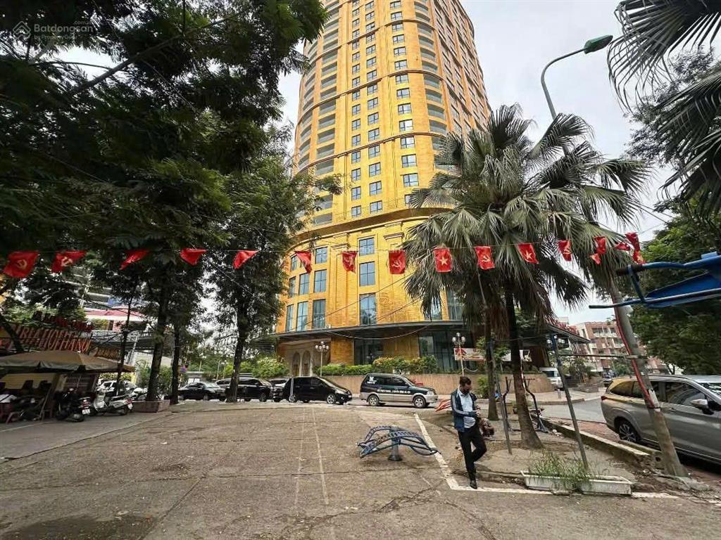 Hiếm nhà bán  tập thể b1 giảng võ, ba đình, view hồ, sổ to 65m2 2pn giá chỉ 5,95 tỷ