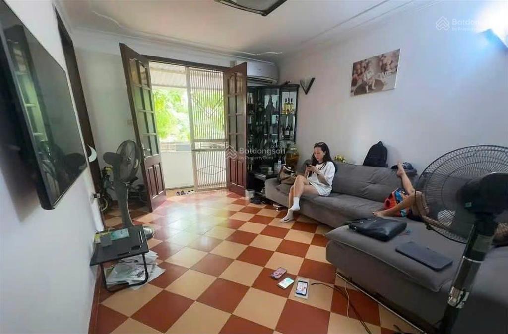 Hiếm nhà bán  tập thể b1 giảng võ, ba đình, view hồ, sổ to 65m2 2pn giá chỉ 5,95 tỷ